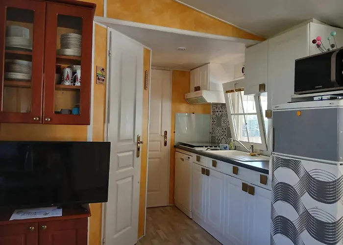 Hébergement de vacances De 2 Avec Piscine Partagee Jardin Clos Et Wifi A Sur Gironde *